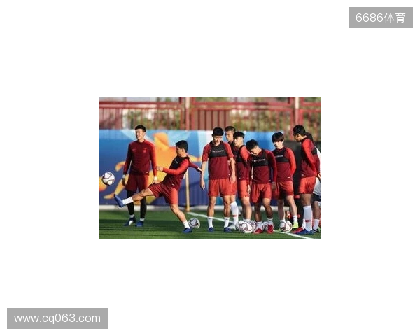 日本队全员集合备战麒麟挑战杯,前田大然“泡面头”抢眼 日本队全员集合备战麒麟挑战杯,前田大然“泡面头”抢眼