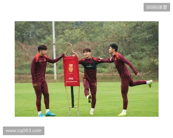 邵佳一探班U22国足重逢老友 9人归来鲁沪新星伤退 邵佳一探班U22国足重逢老友 9人归来鲁沪新星伤退